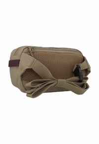 Borsa cilindrica marrone con pannello in rete, chiusura a zip e tracolla regolabile. Texture liscia con base piatta e forma rettangolare.