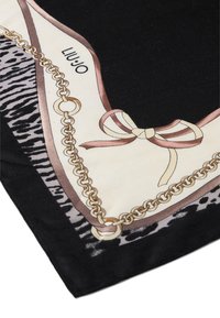 Angolo di sciarpa nera con motivo a catena beige, un fiocco rosa e beige, macchie di leopardo e testo "LIU·JO" su uno sfondo crema.