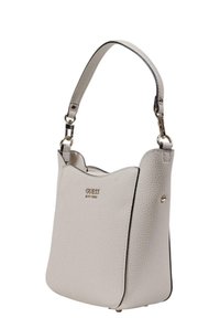 Borsa in pelle grigia granulosa con parte superiore sagomata, tracolla regolabile e dettaglio del logo oro. I bordi sono accentuati da rifiniture nere. Design compatto e leggero.