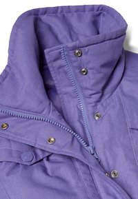 Lila Steppjacke mit hohem Kragen. Verfügt über einen Reißverschluss und Druckknöpfe, glatte Textur und gesteppte Details entlang der Nähte.