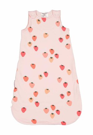 Ærmeløs sovepose til baby i lys pink med spredte røde og ferskenfarvede jordbærprint og skulderknapper.
