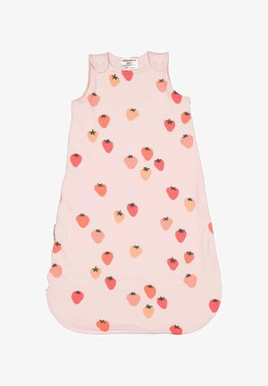Ærmeløs sovepose til baby i lys pink med spredte røde og ferskenfarvede jordbærprint og skulderknapper.