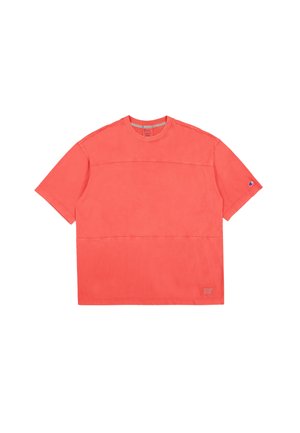 Koraal kleurige T-shirt met korte mouwen en een ronde hals, voorzien van twee horizontale kleurvlakken en een klein logo op de linker mouw. Gladde stofstructuur.