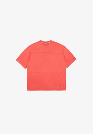 Camicetta corta coral a maniche corte con collo a giro, caratterizzata da due pannelli orizzontali a blocchi di colore e un piccolo logo sulla manica sinistra. Tessuto dalla consistenza liscia.