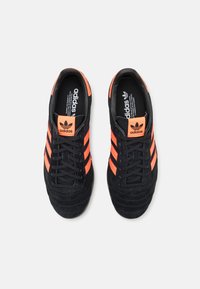 adidas Originals GAZELLE VTR UNISEX - Sporta apavi - core black/solar orange/footwear white