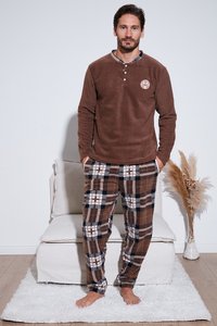 Brun fleece langærmet skjorte med krave og knapper, parret med ternede bukser med brune, sorte og hvide mønstre. Tekstureret stof.