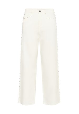 Pantalon blanc à coupe large avec des détails en clous métalliques le long des poches avant et des coutures latérales, avec une fermeture par bouton et zipper.