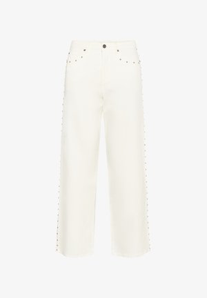Pantalon blanc à coupe large avec des détails en clous métalliques le long des poches avant et des coutures latérales, avec une fermeture par bouton et zipper.