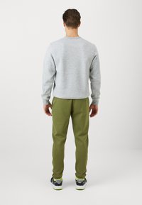 Champion ICONS HEM PANTS - Treniņtērpa apakšdaļas - green