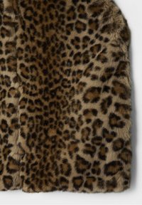 Gepolsteter Kunstfellstoff mit einem Leopardenmuster, das eine Mischung aus Brauntönen und Schwarz auf einem hellbraunen Hintergrund zeigt, mit weicher Textur.