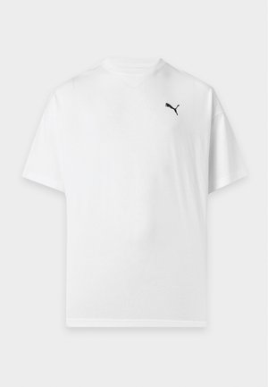 Gładka biała koszulka z krótkim rękawem z małym czarnym logo Puma na lewym górnym boku klatki piersiowej na neutralnym tle.