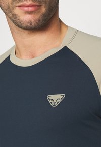 Dynafit ALPINE PRO TEE - Top dugih rukava - blueberry/rock khaki