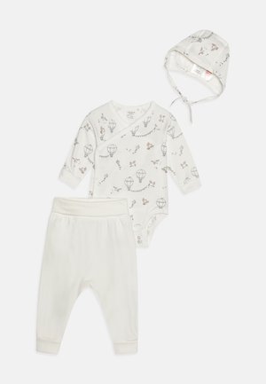 Three-piece baby outfit including a white bodysuit with balloon and bird print, cream pants, and a matching bonnet with ties. Cotton material.
