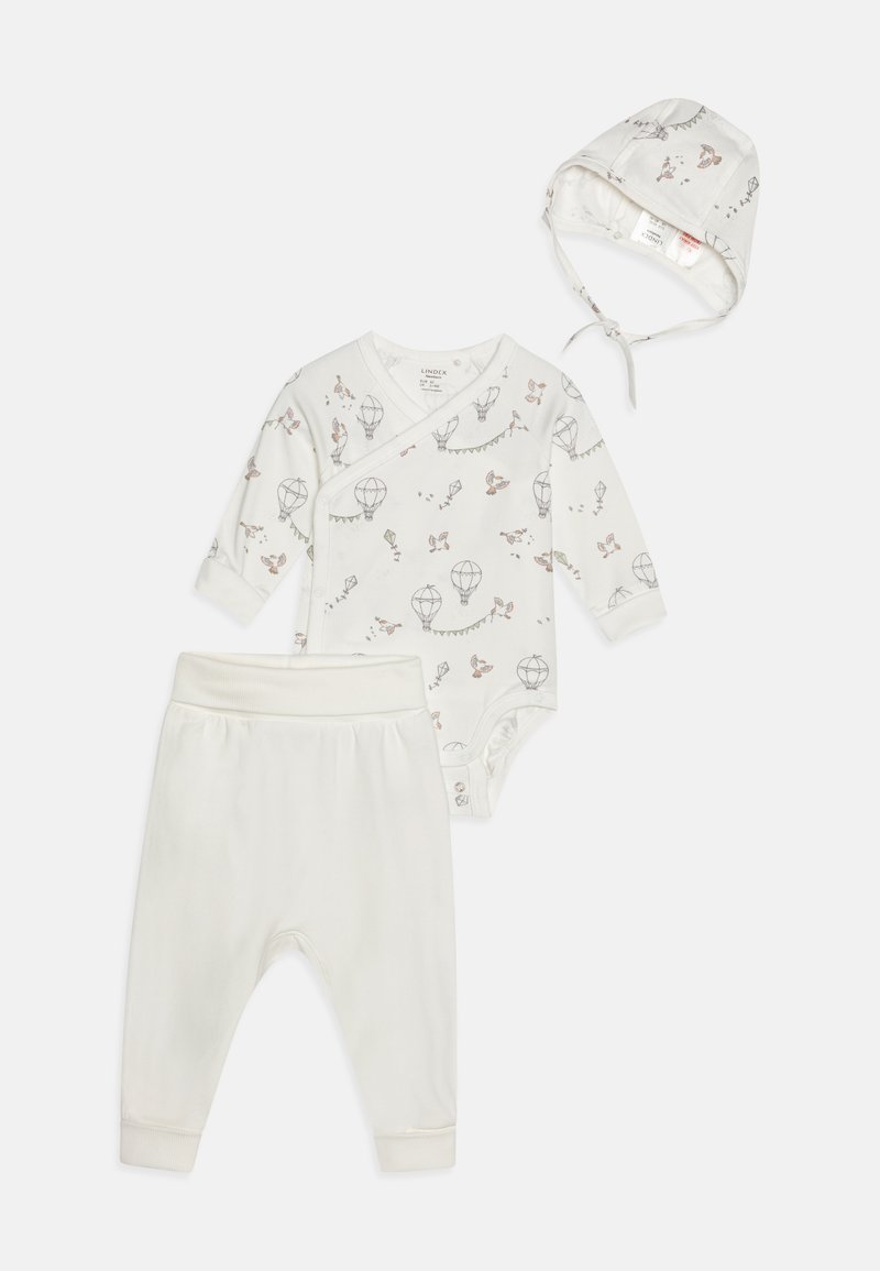 Ensemble pour bébé en trois pièces comprenant un bodysuit blanc avec un imprimé de ballons et d'oiseaux, un pantalon crème et un bonnet assorti avec des attaches. Matière en coton.