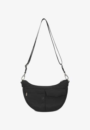 Sac à épaule en nylon noir avec une forme incurvée, fermeture éclair, poche avant et bandoulière réglable ; présente des accents en métal argenté.
