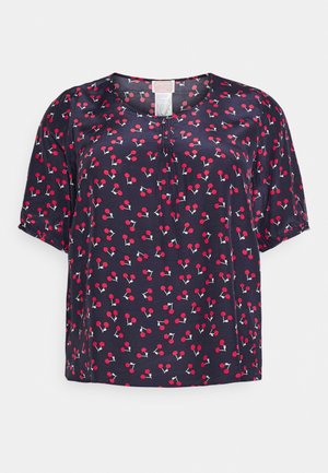 Blouse bleu marine à manches courtes avec encolure ronde et motif de cerises rouges sur le tissu.