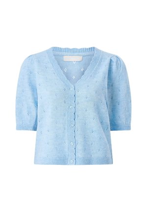 Lichtblauw gebreid vest met korte pofmouwen, V-hals, klein opengewerkt patroon, geribde randen en knopen aan de voorkant.