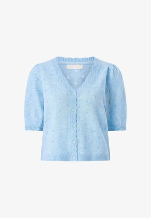 Lichtblauw gebreid vest met korte pofmouwen, V-hals, klein opengewerkt patroon, geribde randen en knopen aan de voorkant.