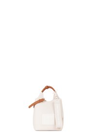 Piccola borsa in pelle bianca con manico marrone, tracolla regolabile, fascetta embossata e etichetta con la scritta "SONO UNA BORSA RESPONSABILE."