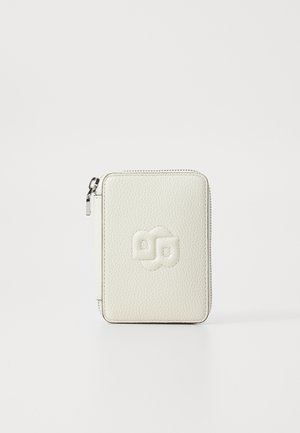 Portafoglio bianco in pelle compatto con finitura testurizzata, zip dorata e logo impresso sul fronte. Forma rettangolare e bordi cuciti.