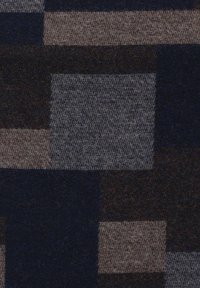 Tkanina wełniana z geometrycznym wzorem w różnych odcieniach ciemnego niebieskiego, szarości i brązu. Miękka w dotyku, lekko puszysta powierzchnia.