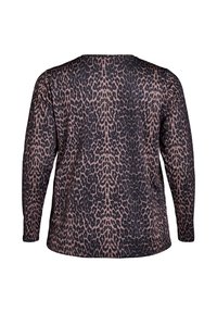 Top à manches longues noir avec un motif léopard rose, offrant une coupe décontractée et un col arrondi. Texture lisse, design décontracté.