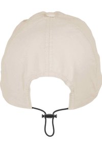 Beige, leichter Hut mit runder Form, elastischem Band auf der Rückseite und verstellbarem schwarzen Kordelzug für einen sicheren Sitz. Flache Nähte sind sichtbar.