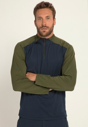 Marineblauwe en olijfgroene lange mouwen sporttop met een hoge kraag en ritsluiting, gemaakt van gladde, rekbare stof.