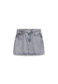 Jupe mini en denim bleu clair avec une finition délavée, dotée d'un design à cinq poches, de passants de ceinture et d'une fermeture à bouton à l'avant.