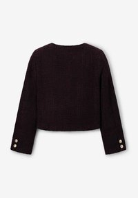 Afgekorte donkerpaarse jas van een textuurstof, met een brede halslijn en lange mouwen die zijn voorzien van gouden knoopaccenten bij de manchetten.