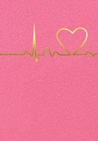 Różowy materiał o gładkiej teksturze z grafiką złotej linii EKG, która kończy się kształtem serca.