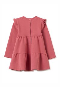 Vestido rosa de manga larga con acentos de hombros con volantes, diseño en capas y cierre de botones en la parte posterior. Material de algodón suave.