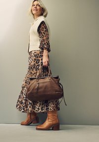 Next WASHED GRAB - Rankinė - tan brown