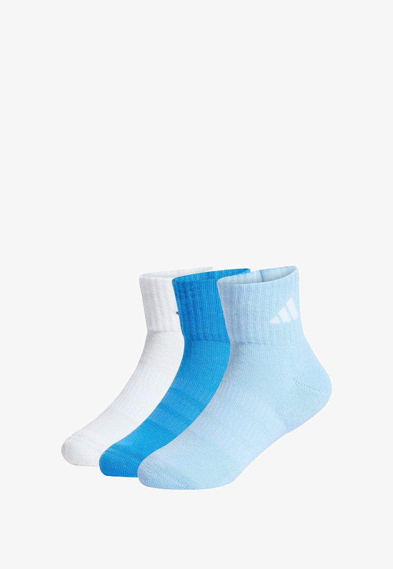 Trzy pary skarpetek kostkowych w kolorze białym, jasnoniebieskim i ciemnoniebieskim. Prążkowana struktura z wzmocnionymi mankietami oraz dodatkami w białym kolorze z logo Adidas.
