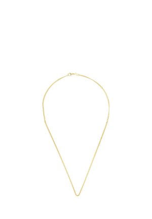 Collana sottile e delicata in catena d'oro con una piccola chiusura a moschettone su sfondo bianco.