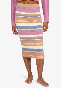 Ripp midi Rock mit horizontalen Streifen in Pink, Blau, Braun, Gelb und Flieder. Der Bund ist einfarbig in hellem Braun. Weicher, strukturierten Stoff.