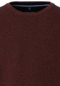 Burgundy struktuuriga kudumipusa, ümarate kaelustega ja sisekrae küljes suuruse etikett "L".