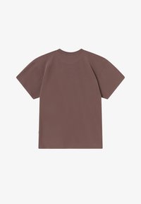 Brun kortermet t-skjorte laget av bomull. Rund halsdesign med løs passform. Jevn tekstur, minimal søm, og ingen grafikk.