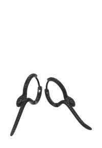 Černé sluneční brýle s texturou hadí kůže, s tenkými nožkami a kulatými obroučkami pro jedinečný a odvážný design.