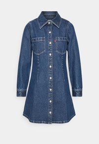 Jeansowa sukienka z przodu zapinana na guziki, z długimi rękawami, dwoma kieszeniami na piersi, ostrym kołnierzykiem i lekko rozkloszowanym krojem w ciemnoniebieskim kolorze.