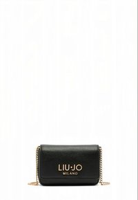 Zwart gestructureerde leren crossbodytas met gouden kettingriem en het logo "LIU·JO MILANO" gegraveerd aan de voorkant. Rechthoekige vorm.