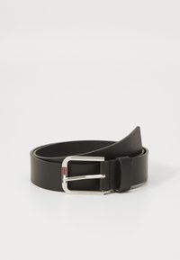 Ceinture en cuir noir avec une boucle rectangulaire en argent. La boucle présente un accent rayé rouge et blanc. Texture lisse, design classique.