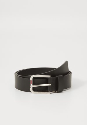 Zwarte leren riem met een zilveren rechthoekige gesp. De gesp heeft een rood-wit gestreept accent. Glad van structuur, klassiek ontwerp.