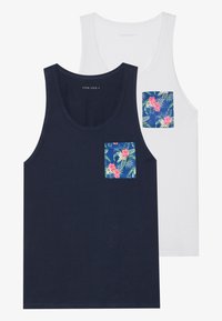 Due canotte, una blu navy e una bianca, entrambe con una tasca a stampa floreale. Realizzate in tessuto morbido, con scollatura rotonda.
