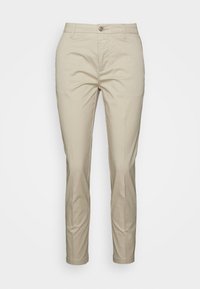 Chino in cotone beige con vestibilità tailored, dotati di un bottone frontale, zip, passanti per la cintura e gambe dritte senza accenti decorativi.