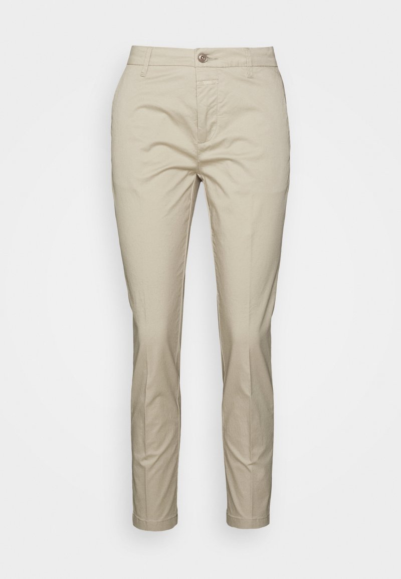Chino in cotone beige con vestibilità tailored, dotati di un bottone frontale, zip, passanti per la cintura e gambe dritte senza accenti decorativi.