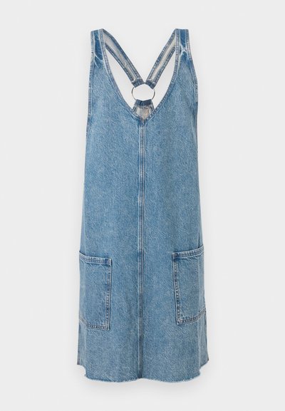 Τζιν φόρεμα σε ανοιχτό μπλε, με V-λαιμόκοψη και σταυρωτές τιράντες με κυκλικό δαχτυλίδι. Διαθέτει δύο μπροστινές τσέπες και ίσια στριφώματα.