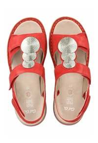 Sandali in suede rosso con due cinturini regolabili e tre accenti metallici circolari. Presentano una soletta imbottita e una suola cucita.