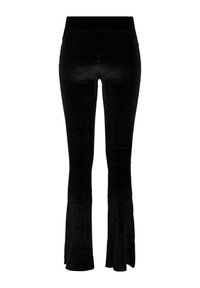 Musta samettiset levenevät housut, joissa on korkea vyötärönauha ja sileä pinta, istuva malli, joka levenee nilkassa.