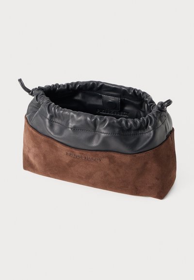 Pungă mică rectangulară, cu corp din suede maro și capac din piele neagră, având închidere cu șnur, deschisă pentru a arăta căptușa interna și nasturele cu clic.